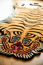 Tappeto in Lana Intrecciata a Mano con Tigre – Nepal – 90×180 cm