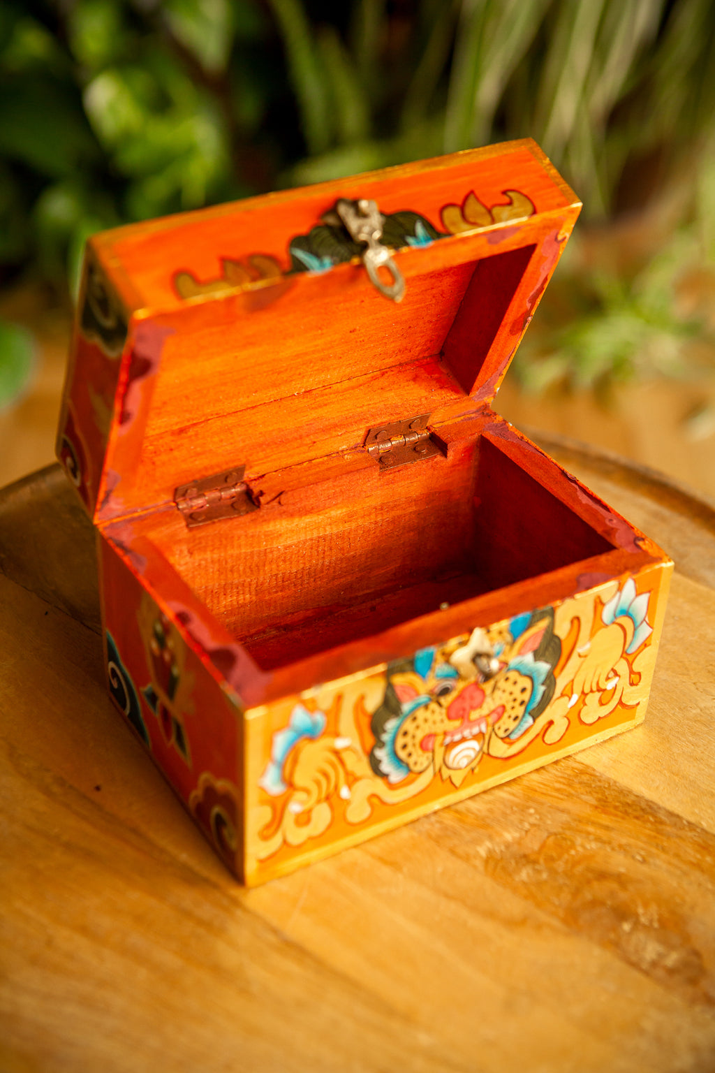 Scatola Tibetana in Legno con Tigre e Doppio Dorje – Arancio – 10×15×10 cm