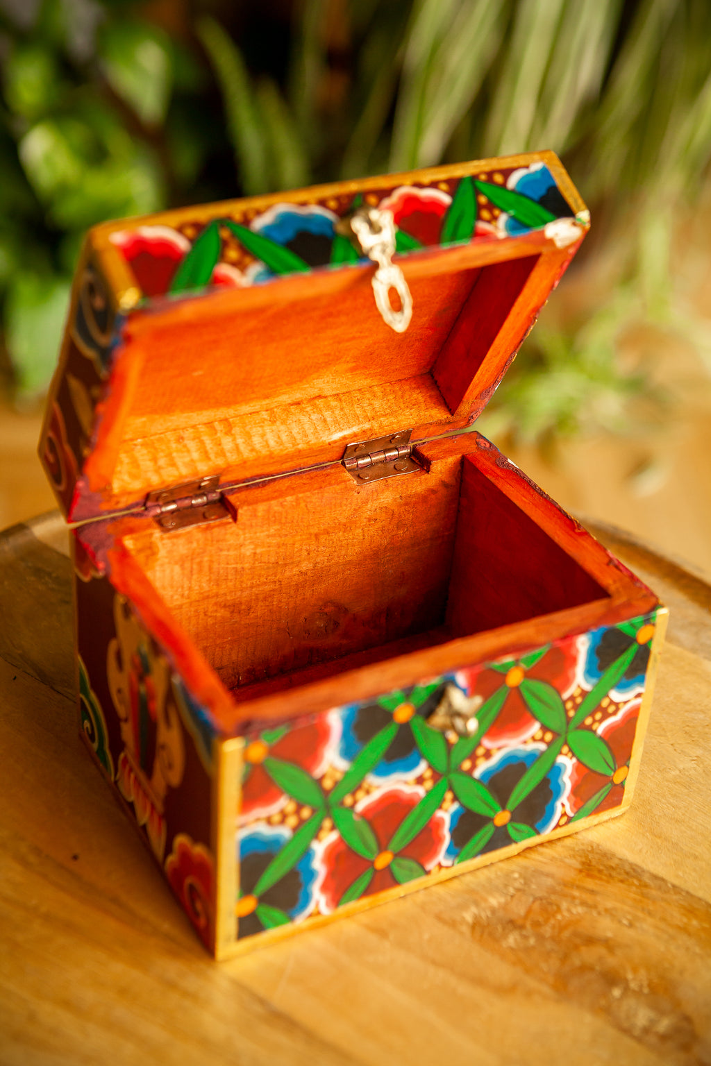 Scatola Tibetana in Legno con Fiori e Conchiglia – Bordeaux – 10×15×10 cm