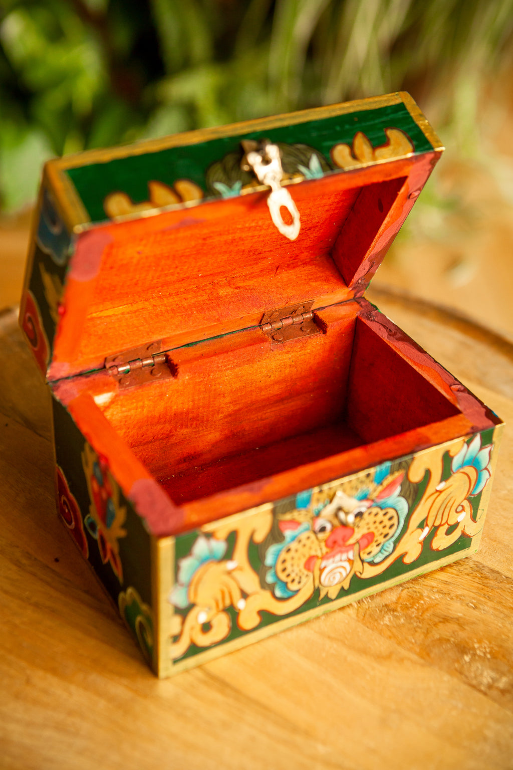 Scatola Tibetana in Legno con Tigre e Nodo Infinito – Verde Scuro – 10×15×10 cm