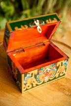 Scatola Tibetana in Legno con Tigre e Nodo Infinito – Verde Scuro – 10×15×10 cm