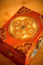 Scatola Tibetana in Legno con Fiore di Loto – 13×9×9 cm