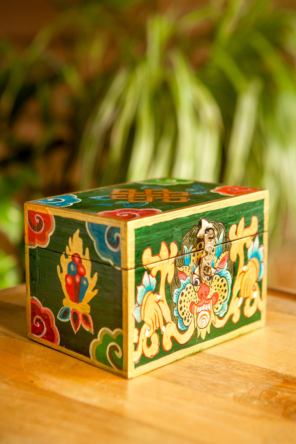 Scatola Tibetana in Legno con Tigre e Nodo Infinito – Verde Scuro – 10×15×10 cm