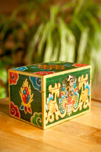 Scatola Tibetana in Legno con Tigre e Nodo Infinito – Verde Scuro – 10×15×10 cm