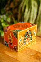 Scatola Tibetana in Legno con Tigre e Doppio Dorje – Arancio – 10×15×10 cm