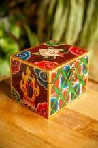 Scatola Tibetana in Legno con Fiori e Conchiglia – Bordeaux – 10×15×10 cm