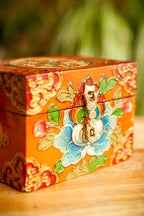 Scatola Tibetana in Legno con Fiore di Loto – 13×9×9 cm