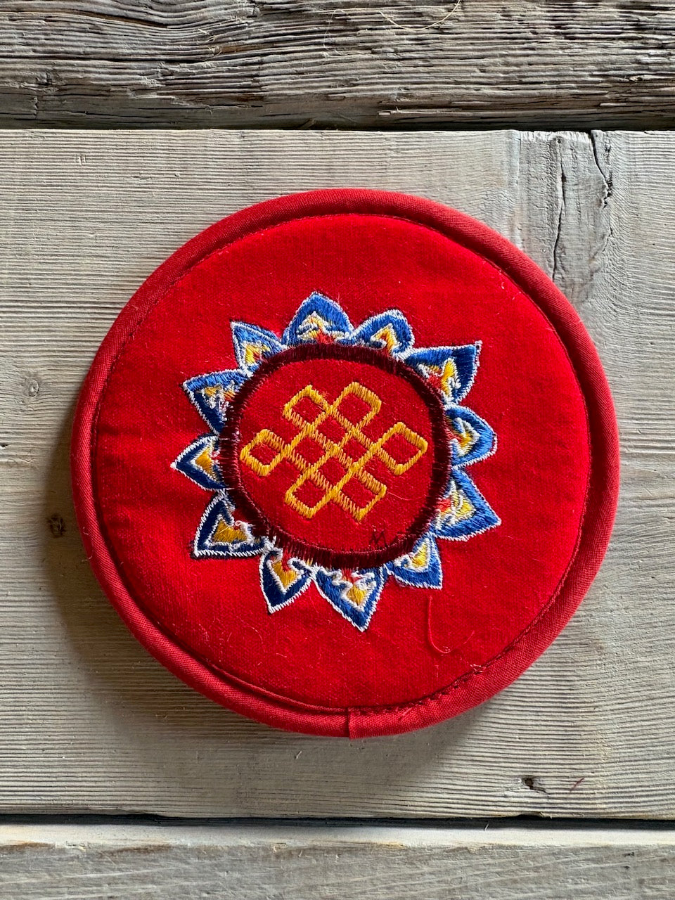 Cuscino piatto medio rosso ricamato per campana tibetana – 15 cm