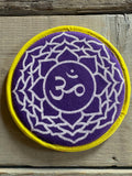 Cuscino viola con simbolo Om per campana tibetana – 15 cm
