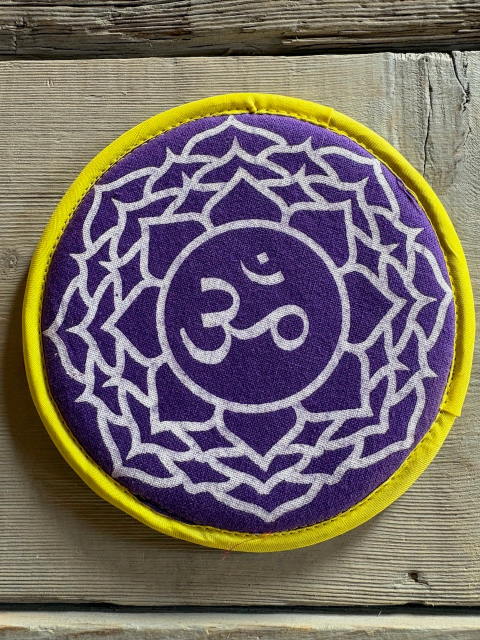 Cuscino viola con simbolo Om per campana tibetana – 15 cm