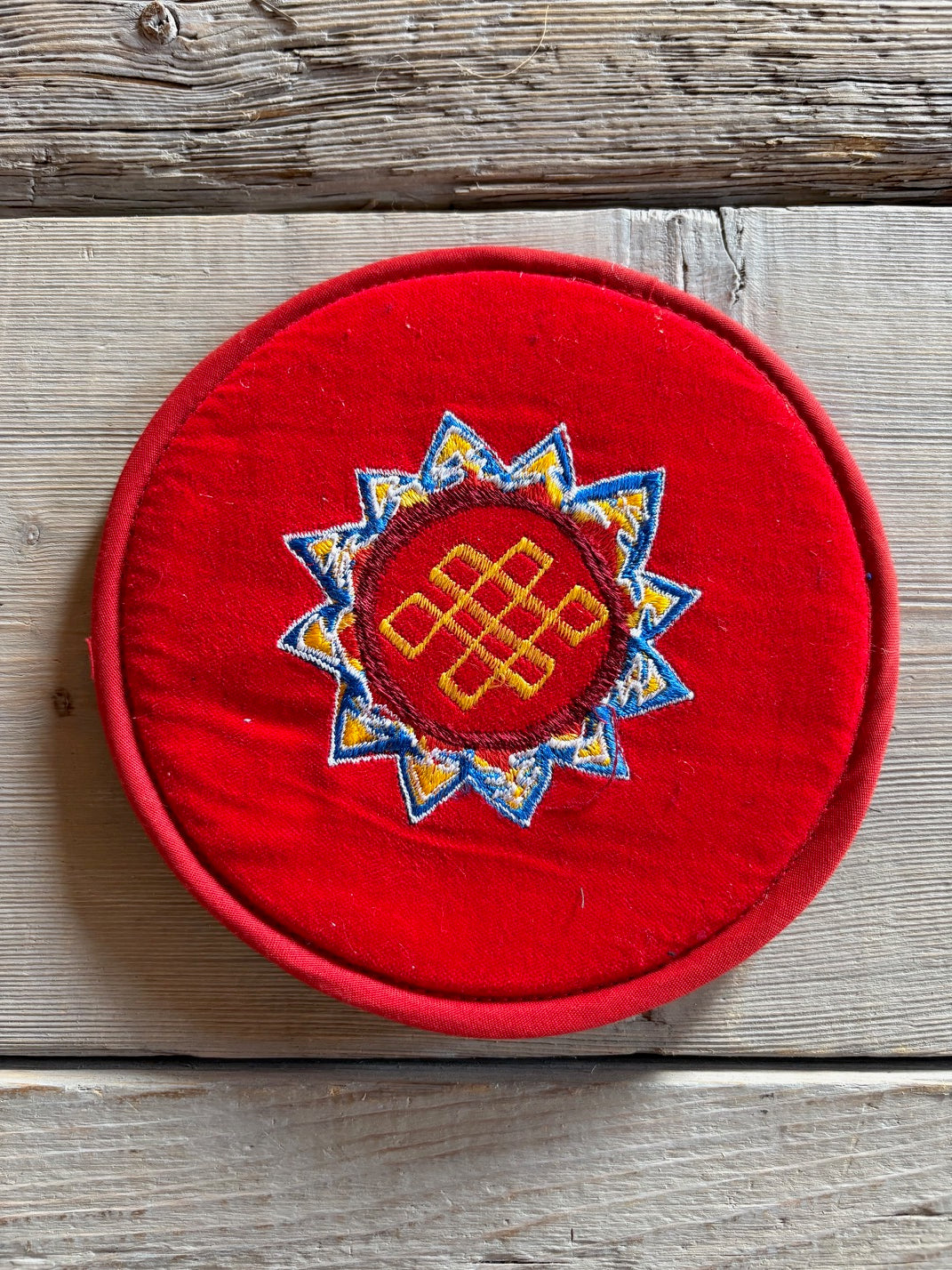 Cuscino rosso ricamato per campana tibetana – 18 cm