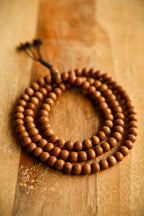 Mala in Sandalo Rosso (Red Sandalwood) – Lunghezza 38 cm