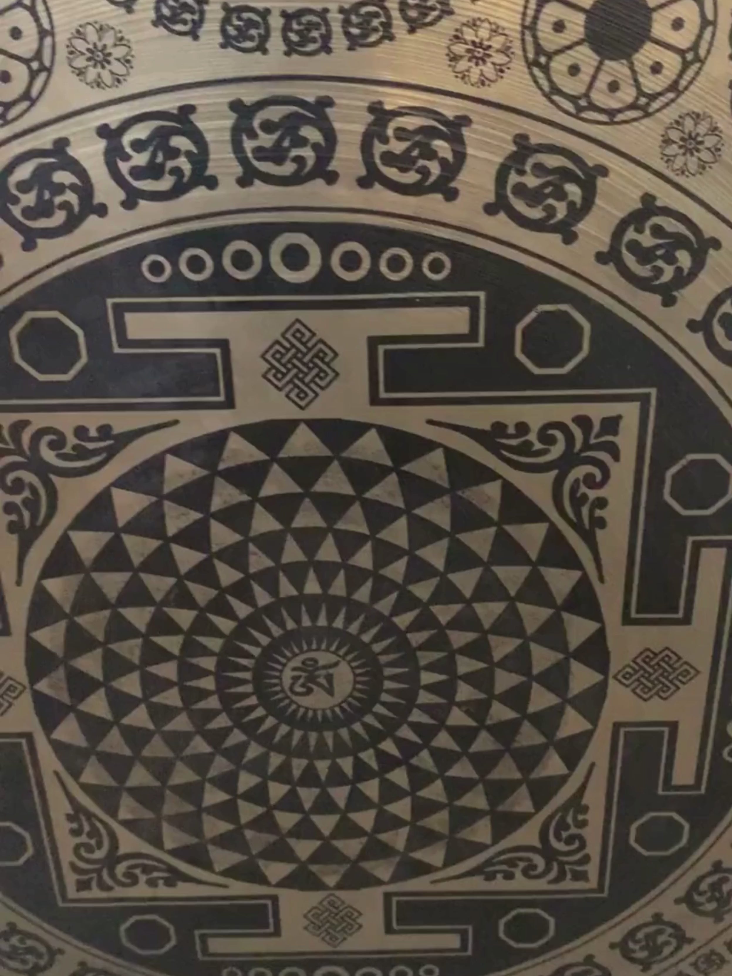 Gong Decorativo con Mandala Geometrico – 60 cm | Nota La#2 (112 Hz)