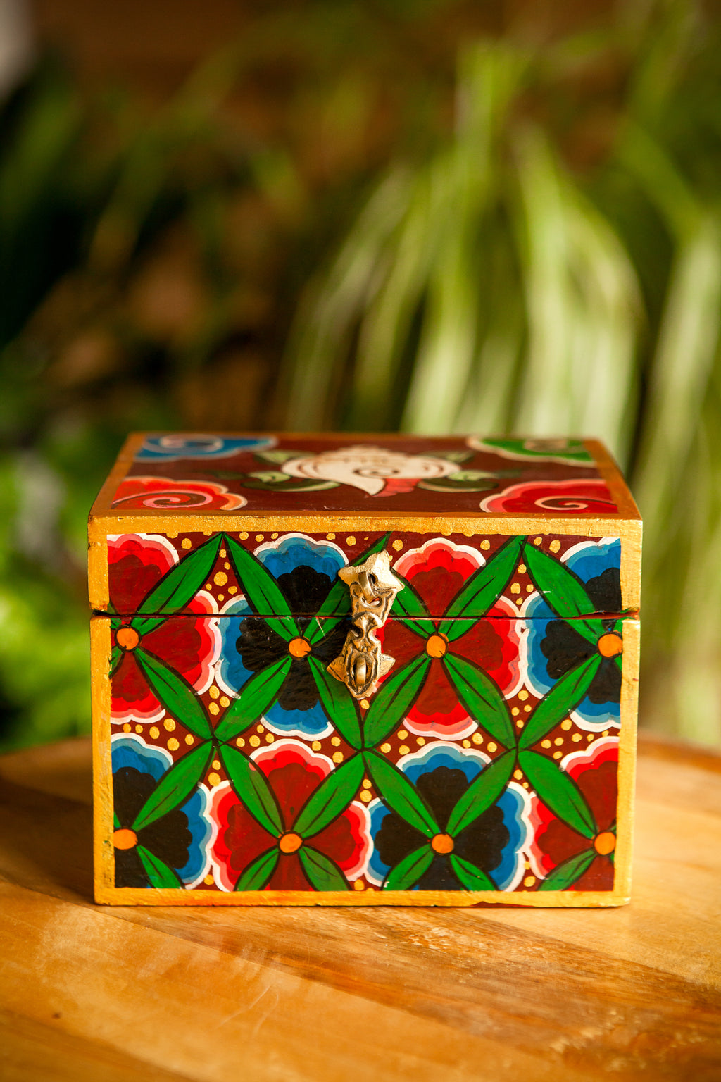 Scatola Tibetana in Legno con Fiori e Conchiglia – Bordeaux – 10×15×10 cm