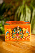 Scatola Tibetana in Legno con Tigre e Doppio Dorje – Arancio – 10×15×10 cm